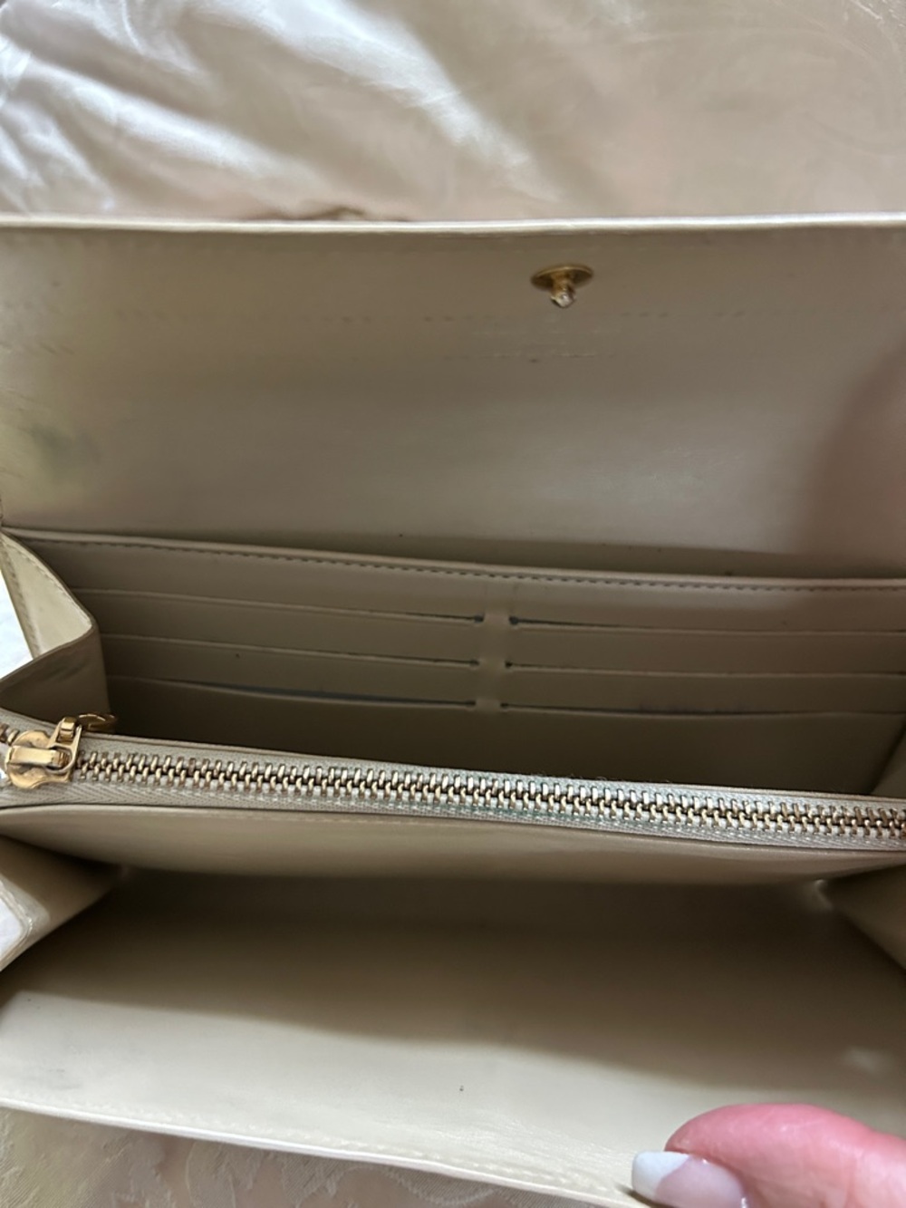 7010. ✨LUXURY✨ Louis Vuitton Authentic Vernis Monogram Wallet - Yellow Patent - Picture 8 of 14